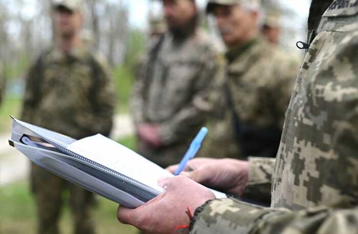 ДБР викрило двох посадовців ЗСУ на організації корупційної схеми у ТЦК