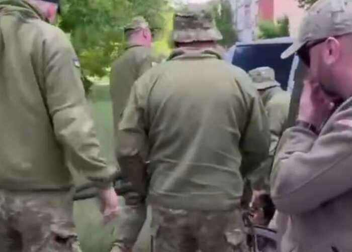 У Харкові військкоми затягли чоловіка до бусу разом з велосипедом