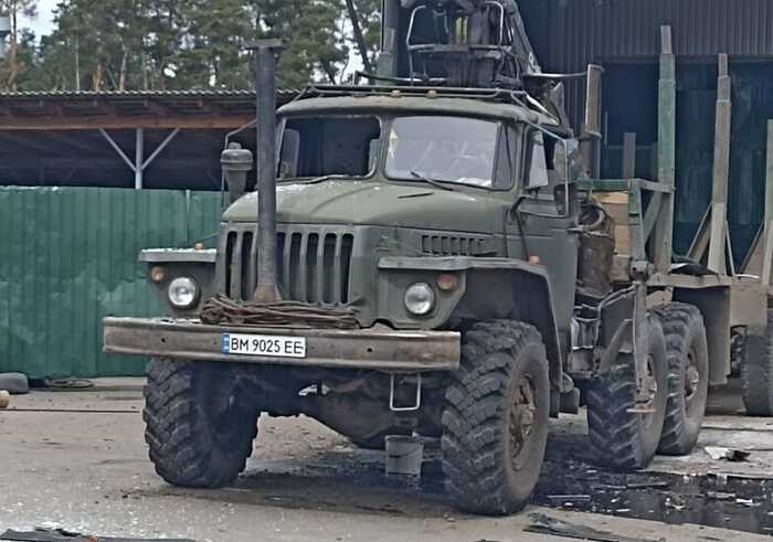 Ворожий дрон влучив у лісогосподарську машину в Сумах