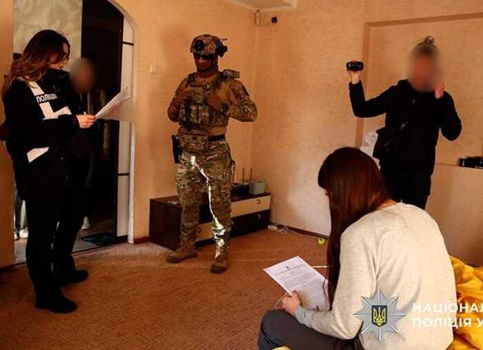 Поліцейські викрили банду, яка вербувала дівчат для сексуального рабства