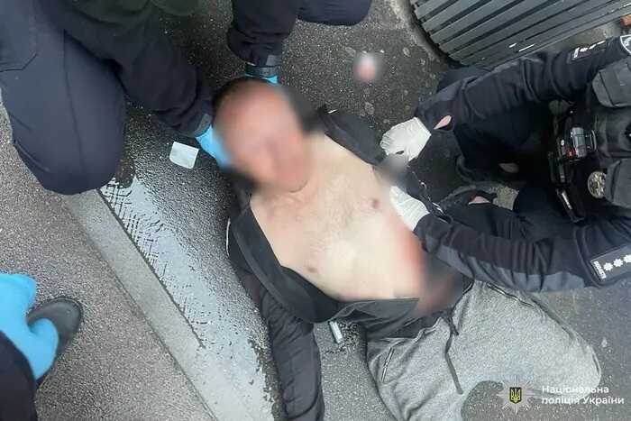 У Вінниці чоловік завів знайомство з випадковим перехожим і завдав йому удар ножем