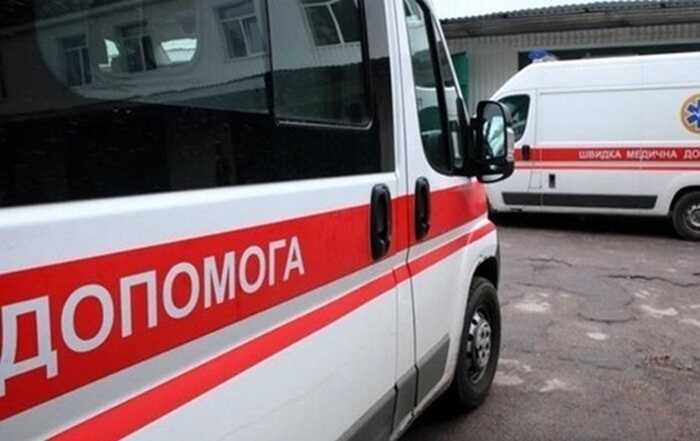 Загарбники скинули вибухівку на авто в Херсоні, є поранені