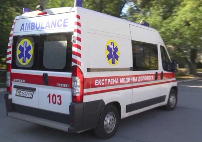 В Одесі чоловік з побоями на обличчі бився у судомах на дорозі: соцмережі повідомляють про конфлікт з ТЦК