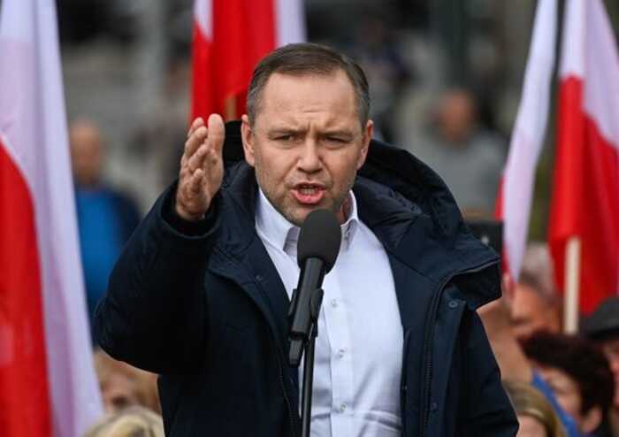 Кандидат у президенти Польщі вжив снюс прямо під час дебатів