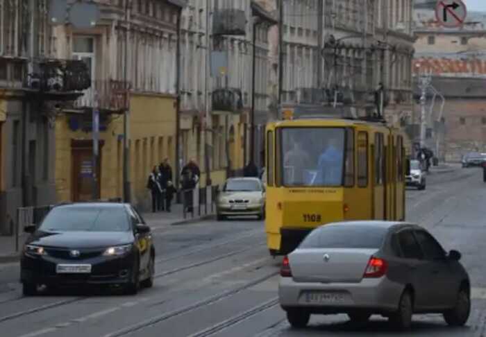 У Львові на вулиці перехожий виявив двох дівчат без свідомості