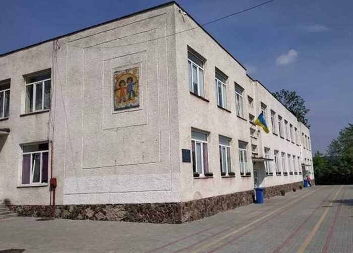 В Ужгороді ремонт даху школи на 3 мільйона гривень отримає фірма депутата з іншого міста
