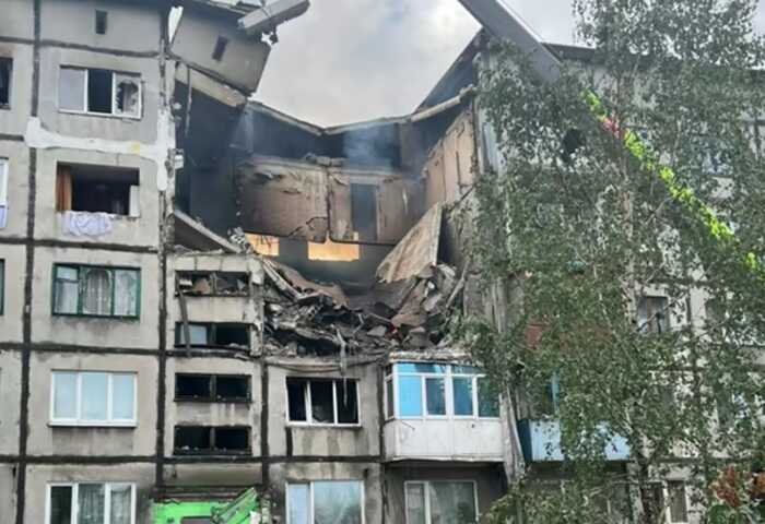 Російський безпілотник влучив у 5-поверхівку на Донеччині, є поранені