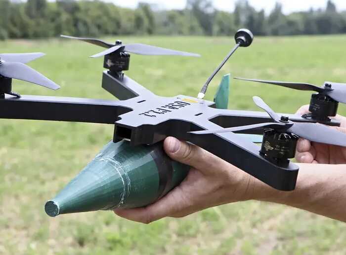 Озброєний дрючком окупант намагався збити FPV-дрон воїнів ГУР і ефектно підірвався