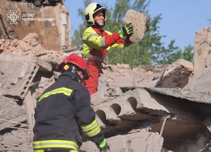 У Чернігові дістали тіло загиблого під час ворожої атаки
