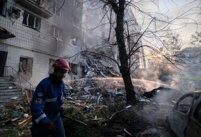 Внаслідок російського удару по Києву зруйнована частина багатоповерхівки, є загиблі та поранені
