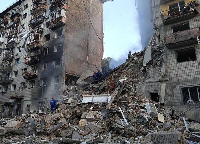 У Києві подружжя плаче біля зруйнованого будинку: під завалами їхній син