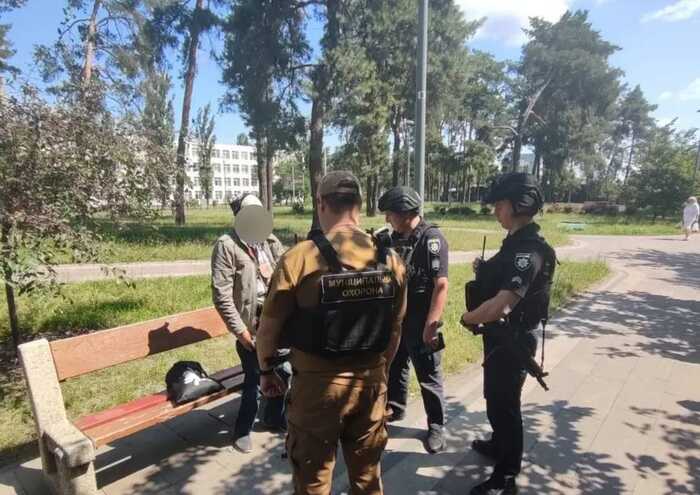 У Києві прихильник "русского міра"погрожував перехожим ножем