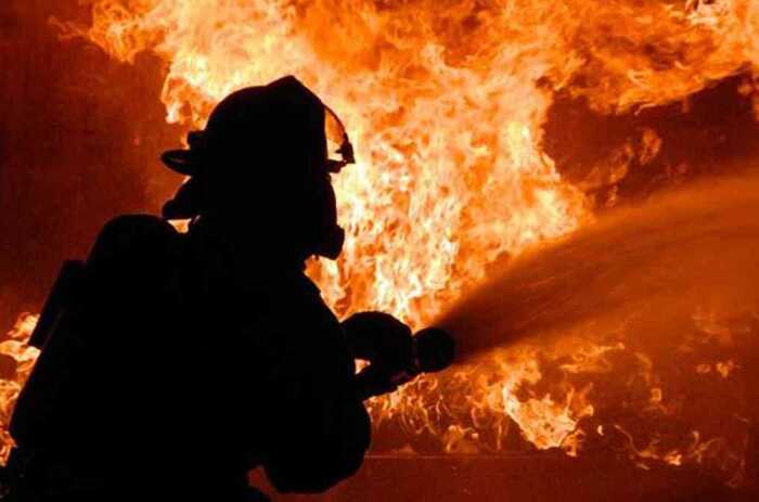 Внаслідок атаки дронів в Одесі спалахнула масштабна пожежа