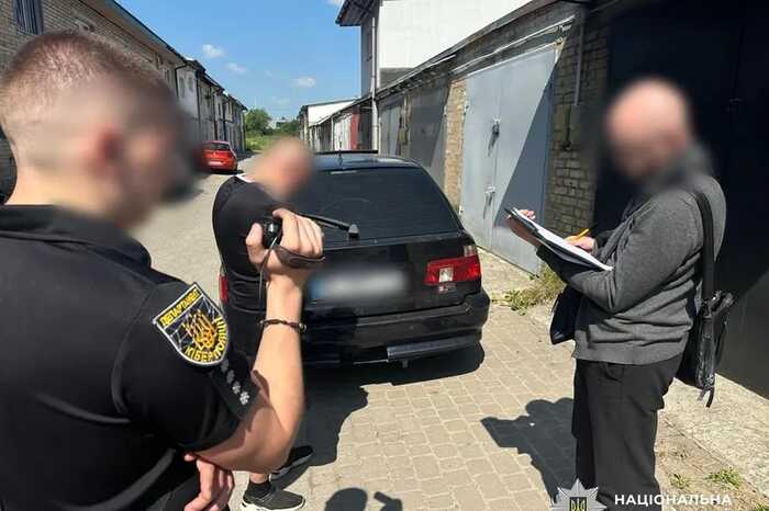 Обіцяв передати дрони та автівки для ЗСУ, але привласнив кошти: керівника благодійного фонду підозрюють у шахрайстві