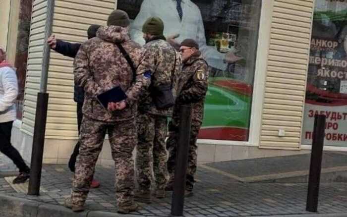 В Одесі працівники ТЦК під наглядом поліції силою затягнули чоловіка в автобус