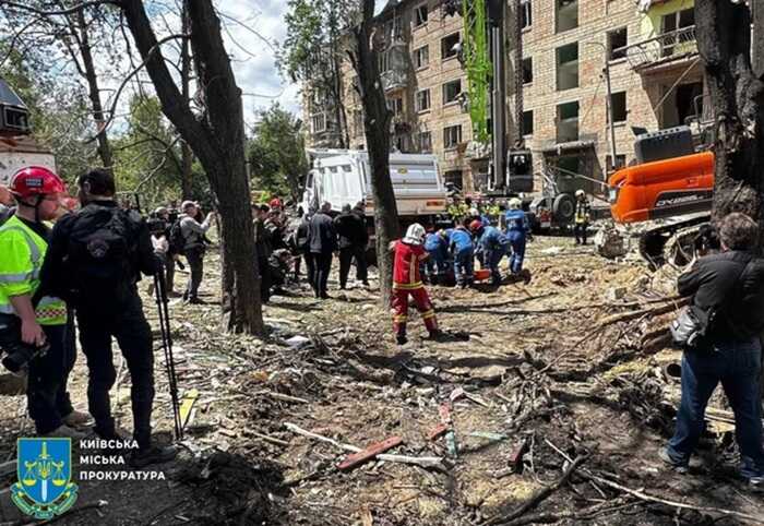 У Києві під завалами знайшли тіла 11-річної дівчинки та її матері