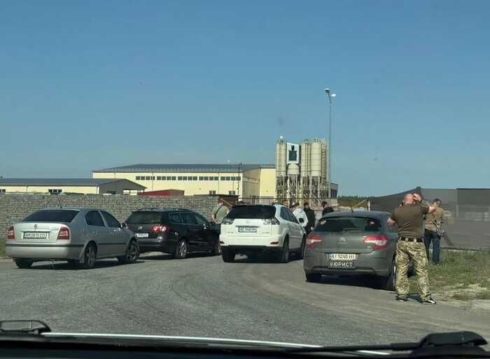 Попри арешт, завод плитки, пов’язаний із Шапраном, продовжує вивозити продукцію