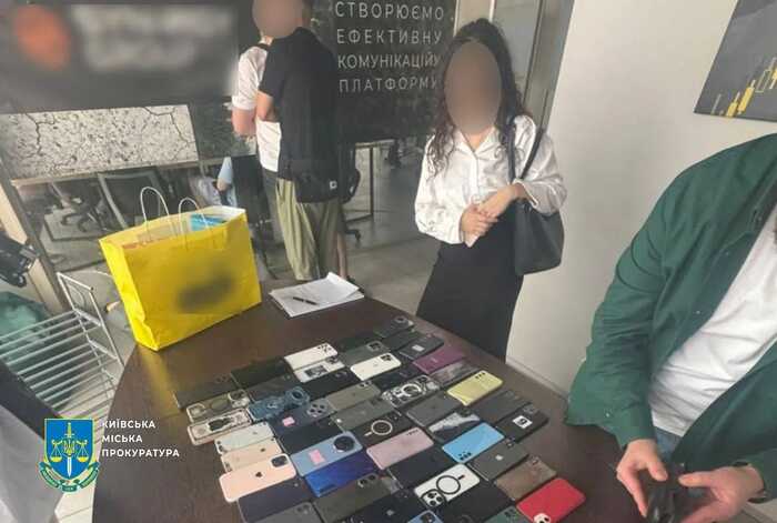 У столиці припинили діяльність проросійських колл-центрів: знайдено символіку ФСБ і портрети Путіна