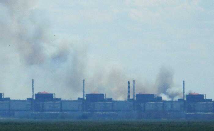 Біля Запорізької АЕС піднявся стовп диму, окупанти повідомляють про знеструмлення