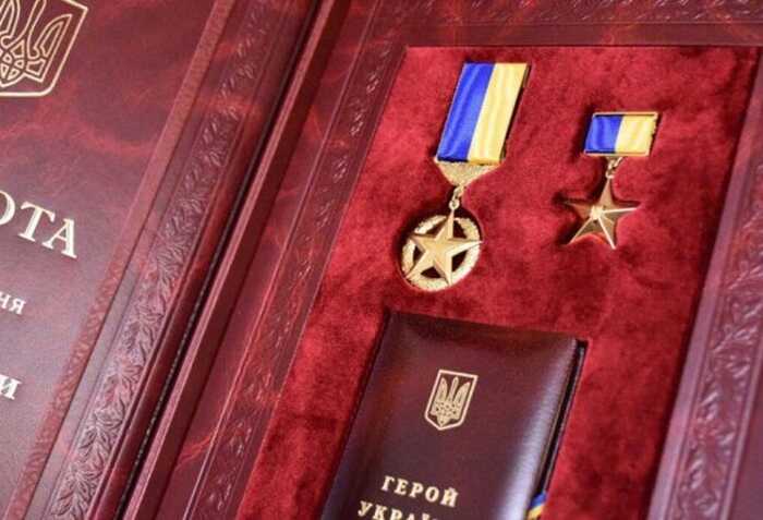 Зеленський дав звання Герой України загиблим бійцям Віталію Карвацькому та Олегу Яровому