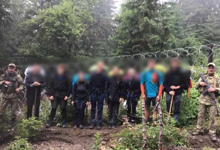 На Закарпатті прикордонники затримали вісьмох туристів з Чехії
