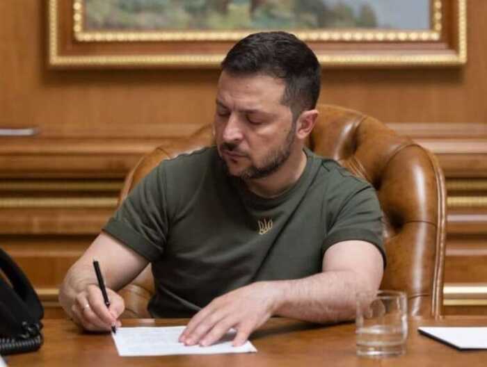 Зеленський підписав скандальний закон про скорочення повноважень НАБУ і САП
