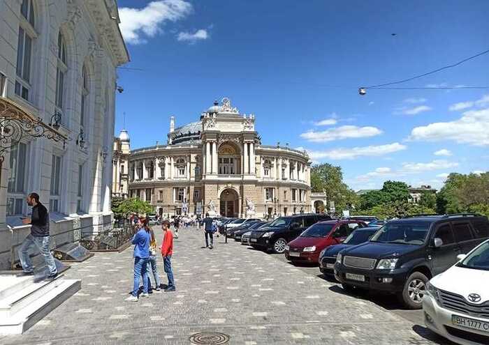 В Одесі невідомі в цивільному видають себе за поліцію, затримують людей і погрожують — ЗМІ
