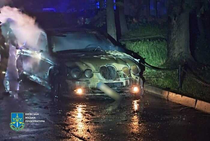 У Шевченківському районі Києва затримали двох зловмисників, які підпалили чотири автівки
