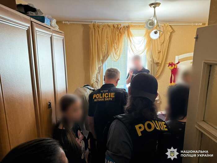 Українські та європейські правоохоронці викрили зловмисника, який надсилав хибні повідомлення про мінування освітніх закладів