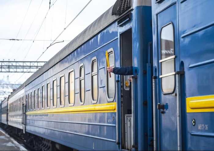 «Укрзалізниця» обмежить продаж квитків на популярні маршрути без застосунку «Дія»