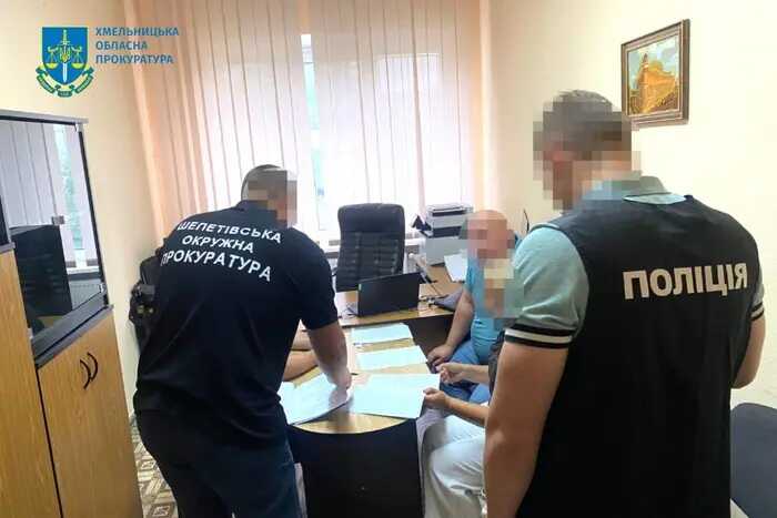 На Хмельниччині 13 посадовців отримали підозри за зловживання службовим становищем