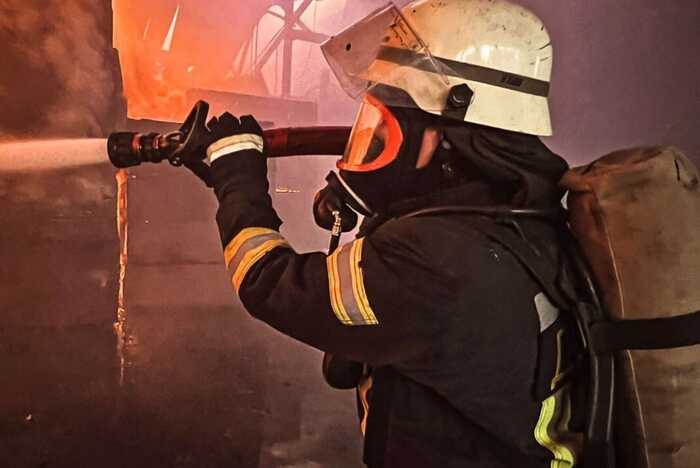 Росіяни атакували Булі Церкву на Київщині: виникли масштабні пожежі на території підприємств