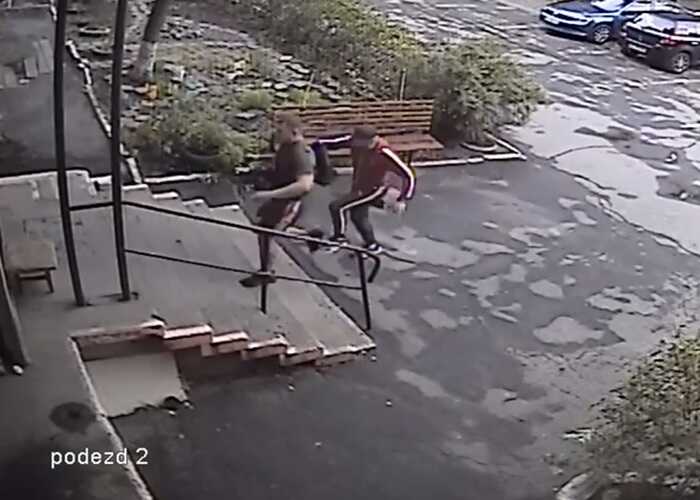 У Кривому Розі зафіксували чоловіка в цивільному, який допомагає ТЦК затримувати людей для мобілізації