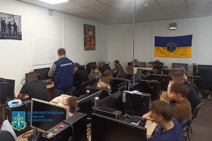На Дніпропетровщині викрили 31 шахрайський кол-центр у масштабній мережі