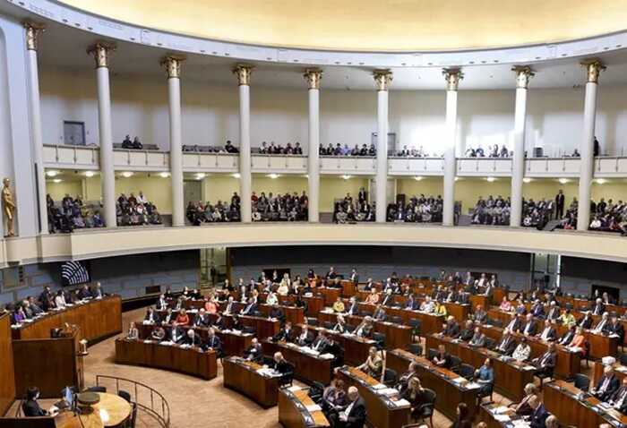 У будівлі парламенту Фінляндії депутат наклав на себе руки, — ЗМІ