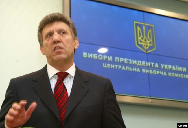 Сергій Ківалов оголошує результати обробки частини бюлетенів на виборах президента 2004 року