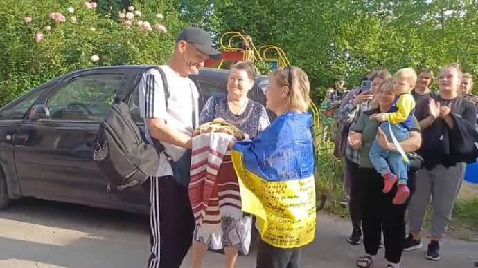 Звільненого з полону Сергія Добровольського зустріли жителі Здолбунова. Скрин з відео у Facebook Здолбунівська міська рада qzeiqquikuidtdzrz